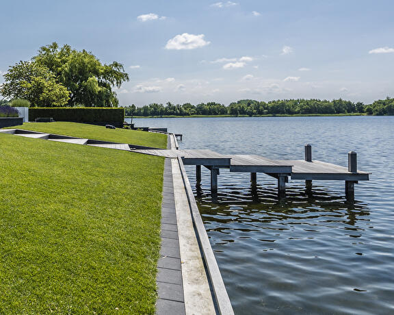 Grote tuin aan het water